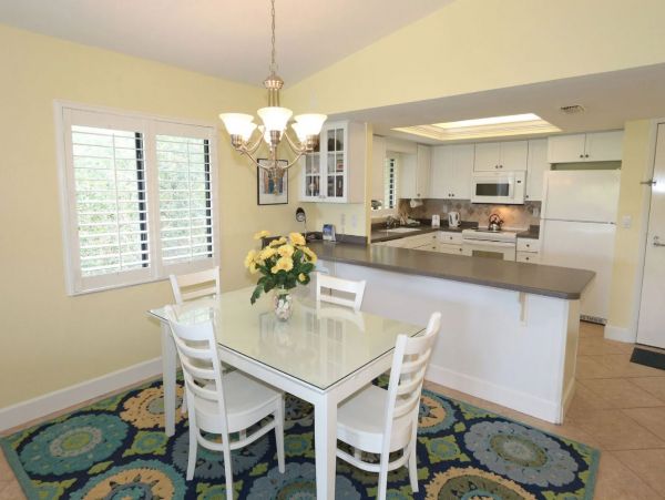 Sanibel Vacation Condo Close to Beach Communal Pool
