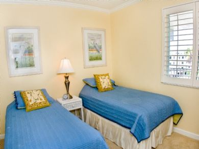 Guest bedroom with twin beds