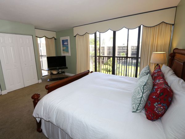 Sanibel Two Bedroom Vacation Condo Sleeps Six Guests