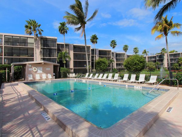 Sanibel Two Bedroom Vacation Condo Sleeps Six Guests