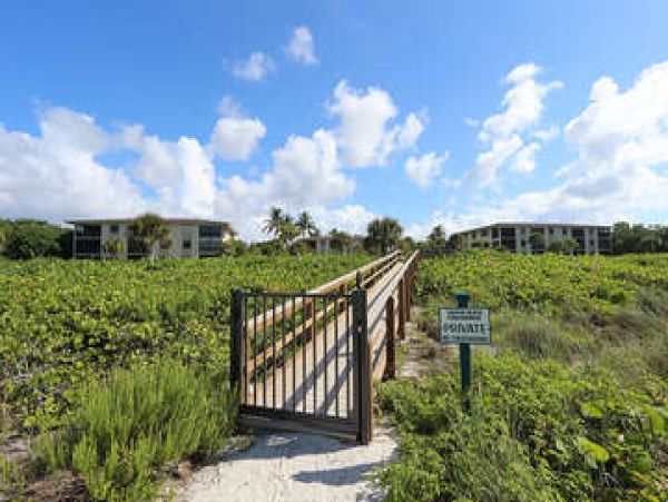 Boutique Beach Community on Sunny Sanibel Island