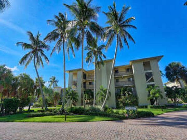 Boutique Beach Community on Sunny Sanibel Island