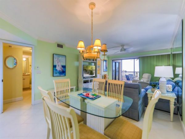 Sanibel Second Floor Corner Unit with Great Gulf Views