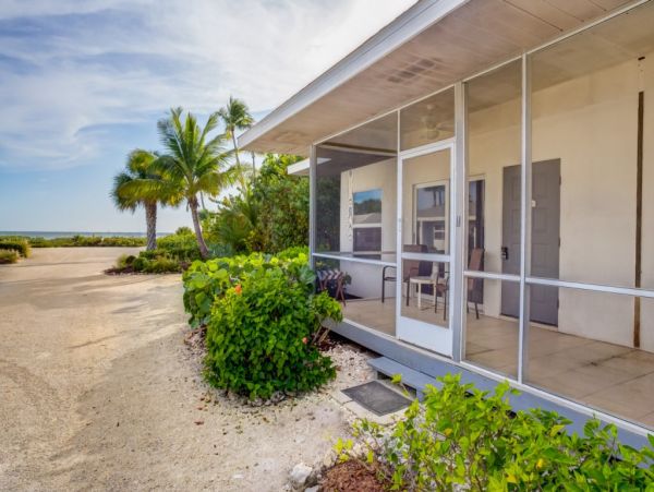 A True Walk Out to Sand Stunning Beach Cottage