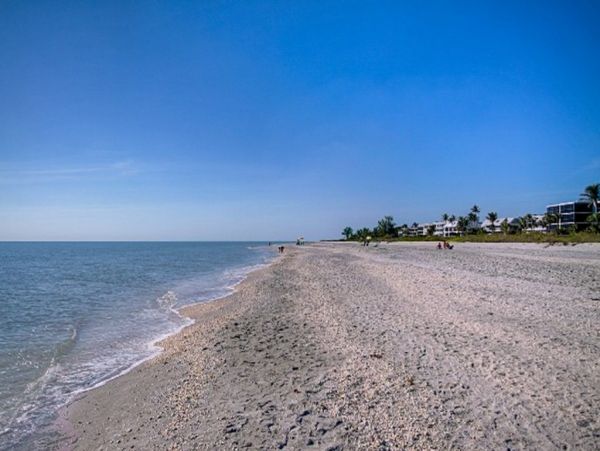 A True Walk Out to Sand Stunning Beach Cottage