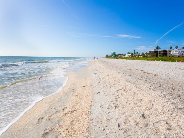 A True Walk Out to Sand Stunning Beach Cottage