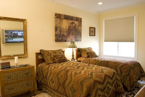 Guest bedroom with twin beds Guest bedroom with twin beds