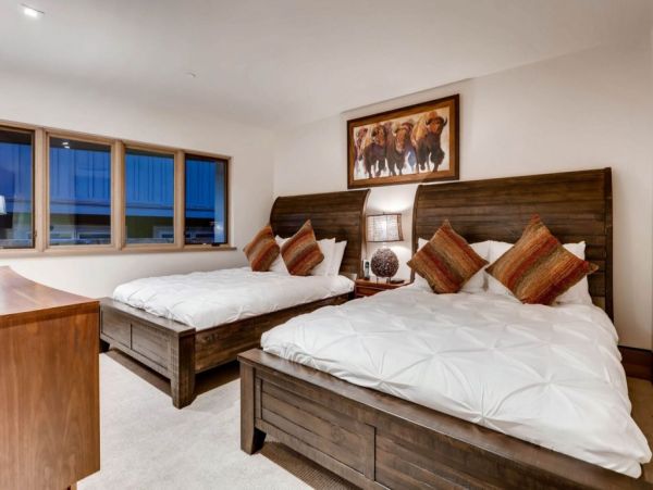 Vail 5 Bedroom Condo Close to Dining, Shopping and Ski Lift