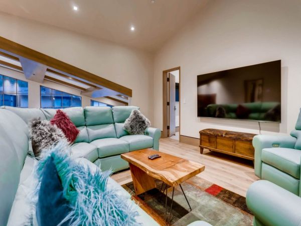 Vail 5 Bedroom Condo Close to Dining, Shopping and Ski Lift