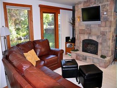 Living Room with fireplace