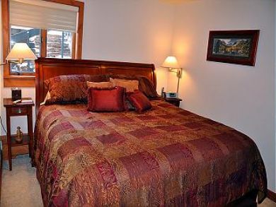Bedroom with one bed