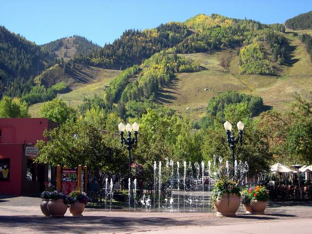 Two block walk to Aspen's shopping & dining
