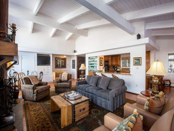 Ski Lionshead and Relax in this 4 Bedroom Home with Pool