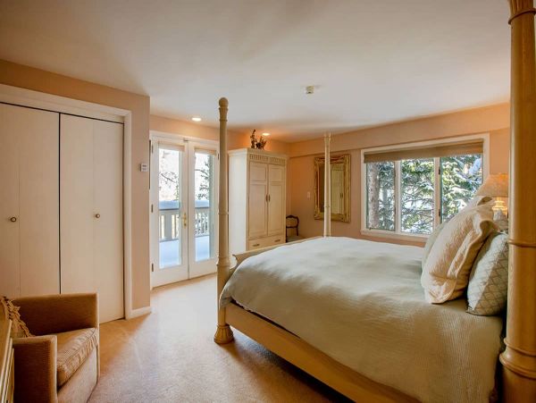 Ski Lionshead and Relax in this 4 Bedroom Home with Pool