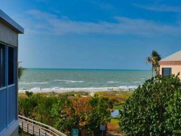Sanibel Two Bedroom Condo Sleeps 6 Located on the Beach