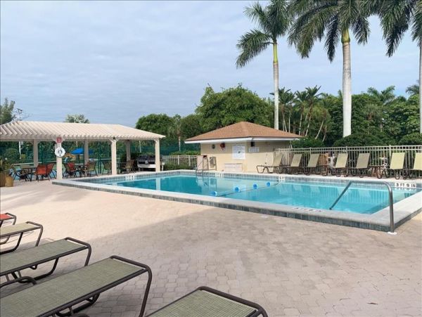 Sanibel Vacation Beach Condo Sleeps Six Guests Communal Pool
