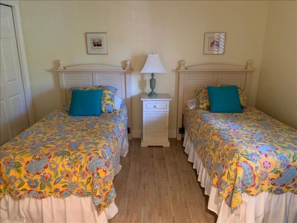 Sanibel Vacation Beach Condo Sleeps Six Guests Communal Pool