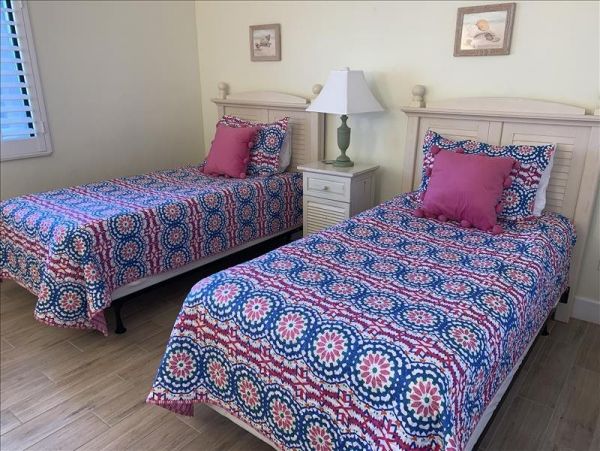Sanibel Vacation Beach Condo Sleeps Six Guests Communal Pool