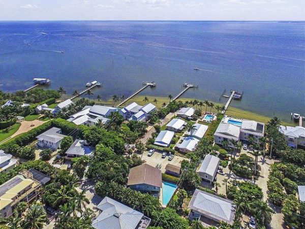 Captiva Three Bedroom Home Sleeps 8 Short Walk to Beach