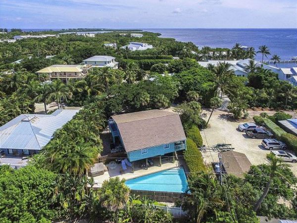 Captiva Three Bedroom Home Sleeps 8 Short Walk to Beach