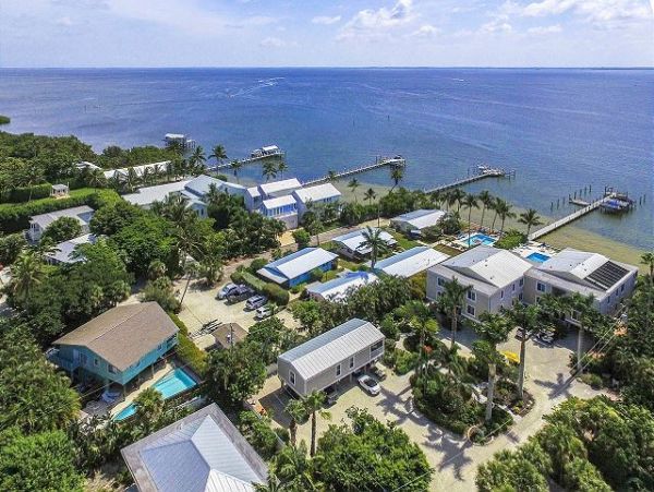 Captiva Three Bedroom Home Sleeps 8 Short Walk to Beach
