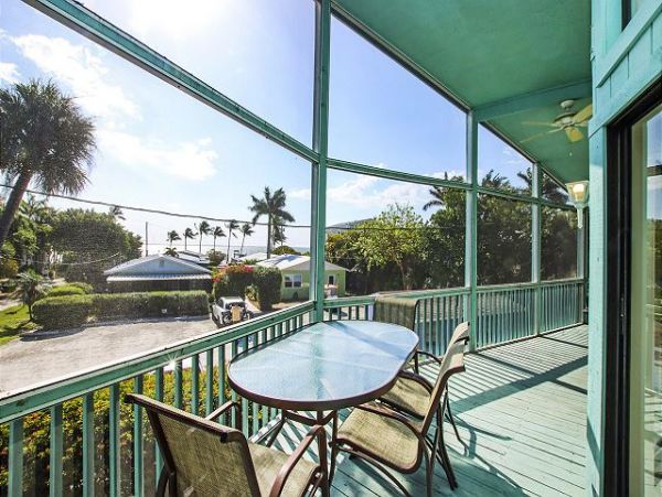 Captiva Three Bedroom Home Sleeps 8 Short Walk to Beach
