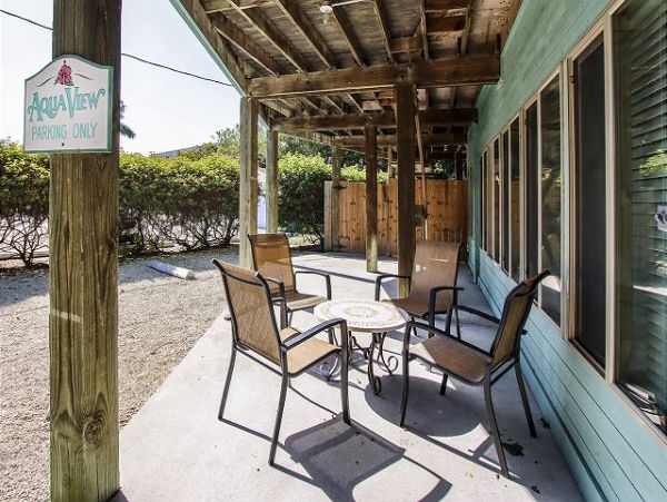Captiva Three Bedroom Home Sleeps 8 Short Walk to Beach