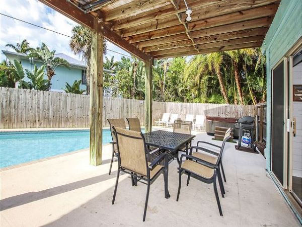 Captiva Three Bedroom Home Sleeps 8 Short Walk to Beach