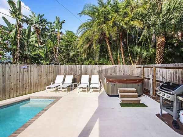Captiva Three Bedroom Home Sleeps 8 Short Walk to Beach