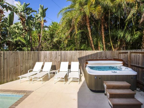 Captiva Three Bedroom Home Sleeps 8 Short Walk to Beach