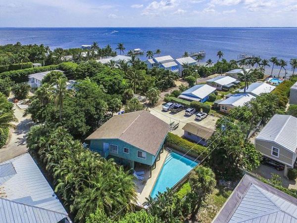 Captiva Three Bedroom Home Sleeps 8 Short Walk to Beach