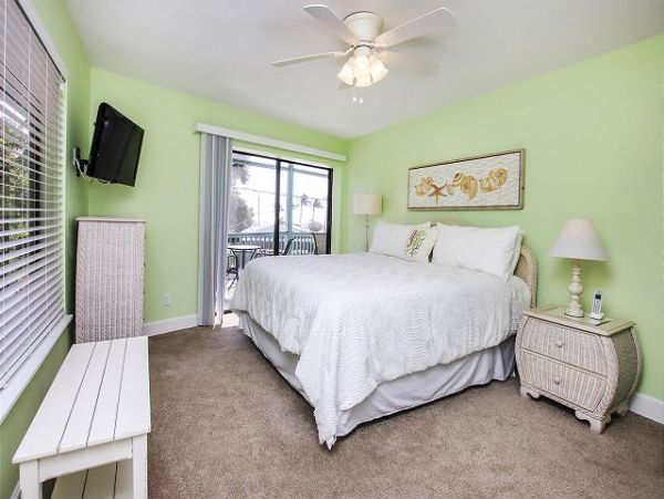 Captiva Three Bedroom Home Sleeps 8 Short Walk to Beach