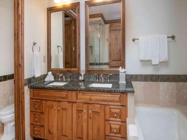 Vail 5 Bedroom Luxury Ski Vacation Condo - Sleeps 10 Guests