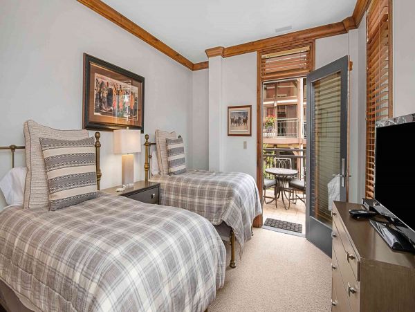 Vail 5 Bedroom Luxury Ski Vacation Condo - Sleeps 10 Guests