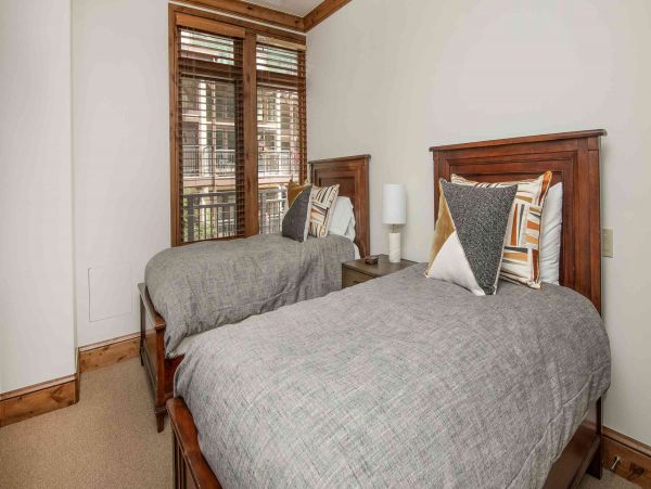 Vail 5 Bedroom Luxury Ski Vacation Condo - Sleeps 10 Guests