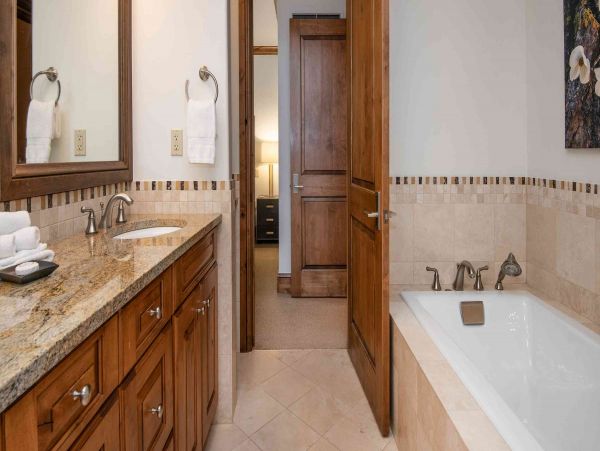 Vail 5 Bedroom Luxury Ski Vacation Condo - Sleeps 10 Guests