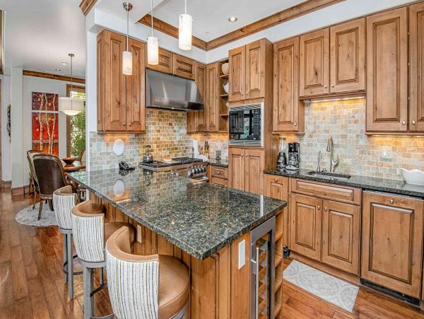 Vail 5 Bedroom Luxury Ski Vacation Condo - Sleeps 10 Guests