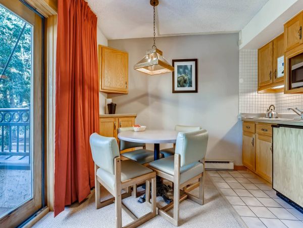 Lionshead One Bedroom Vacation Condo Sleeps 4 Walk to Lifts