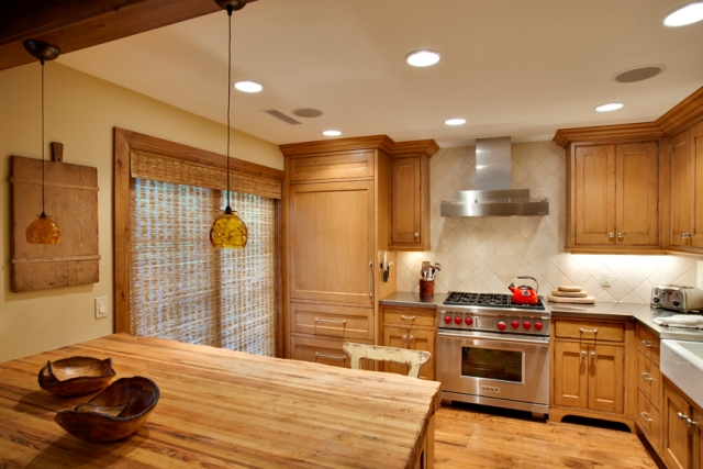 Fully equipped kitchen with breakfast bar