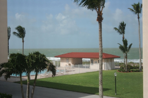 Ocean and beach at Rental condo