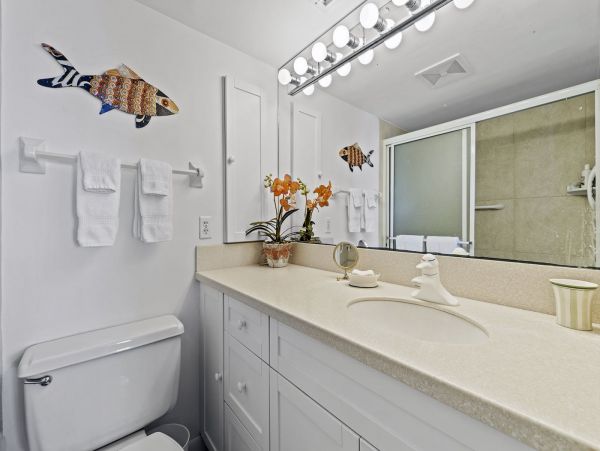 Two Bedroom Walk to Beach Vacation Condo in Captiva Sleeps 4