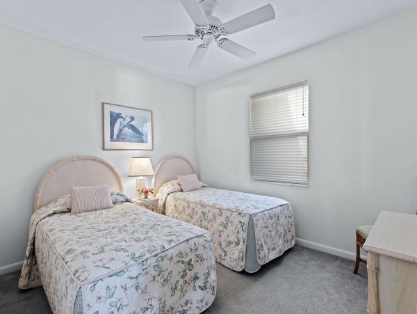 Two Bedroom Walk to Beach Vacation Condo in Captiva Sleeps 4
