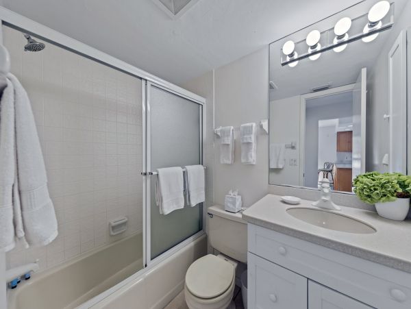 Two Bedroom Walk to Beach Vacation Condo in Captiva Sleeps 4