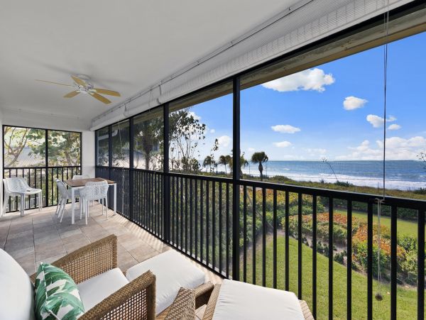 Two Bedroom Walk to Beach Vacation Condo in Captiva Sleeps 4