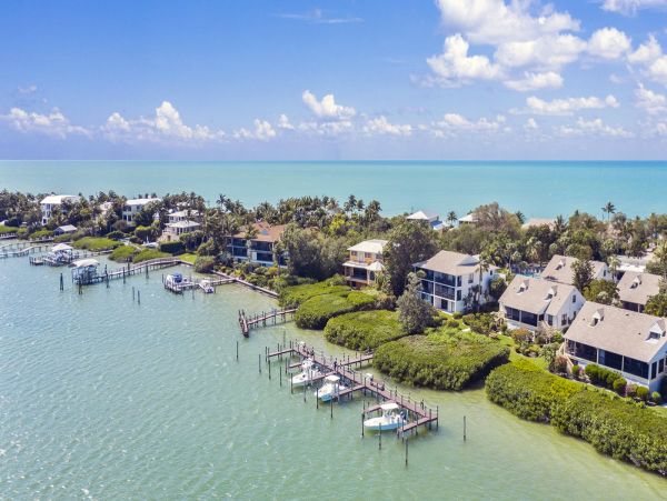 Two Bedroom Walk to Beach Vacation Condo in Captiva Sleeps 4