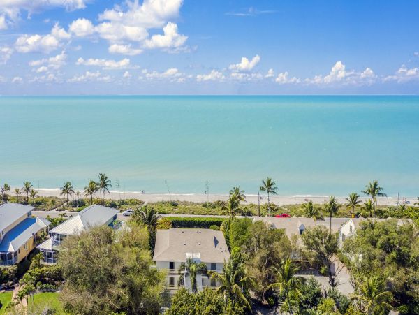 Two Bedroom Walk to Beach Vacation Condo in Captiva Sleeps 4