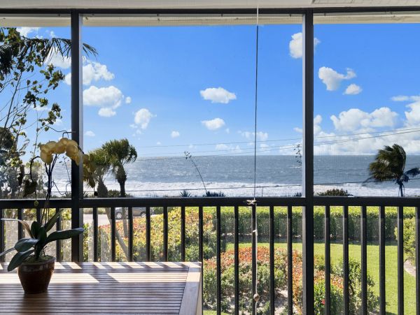 Two Bedroom Walk to Beach Vacation Condo in Captiva Sleeps 4