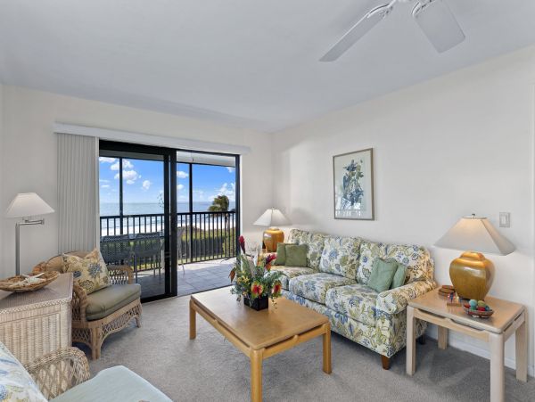 Two Bedroom Walk to Beach Vacation Condo in Captiva Sleeps 4