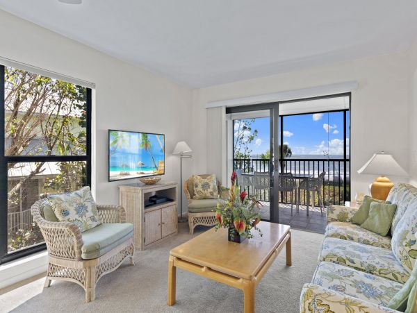 Two Bedroom Walk to Beach Vacation Condo in Captiva Sleeps 4