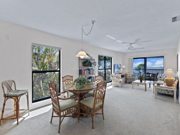 Two Bedroom Walk to Beach Vacation Condo in Captiva Sleeps 4